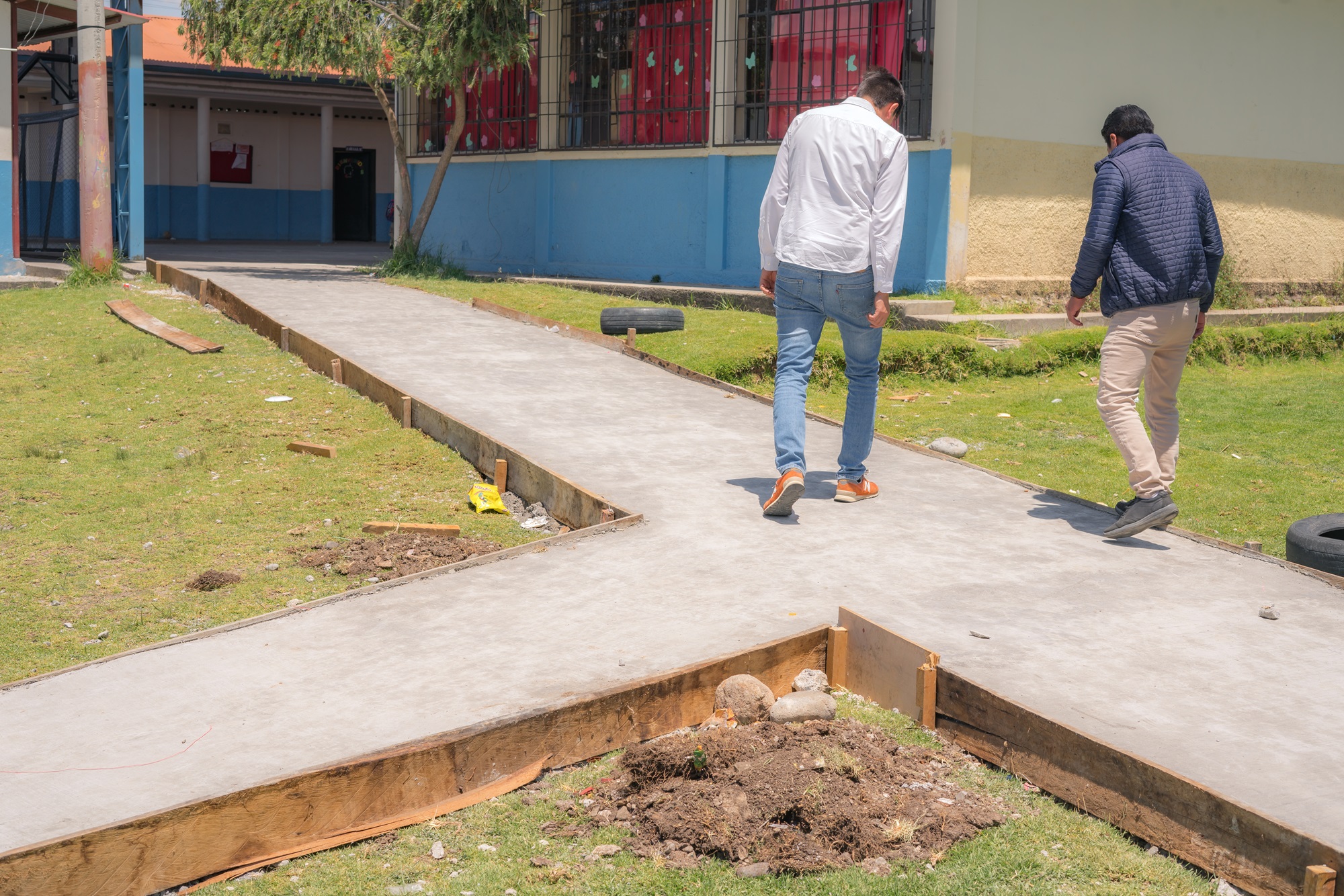 TRABAJOS EN LA UNIDAD EDUCATIVA LOS CAÑARIS