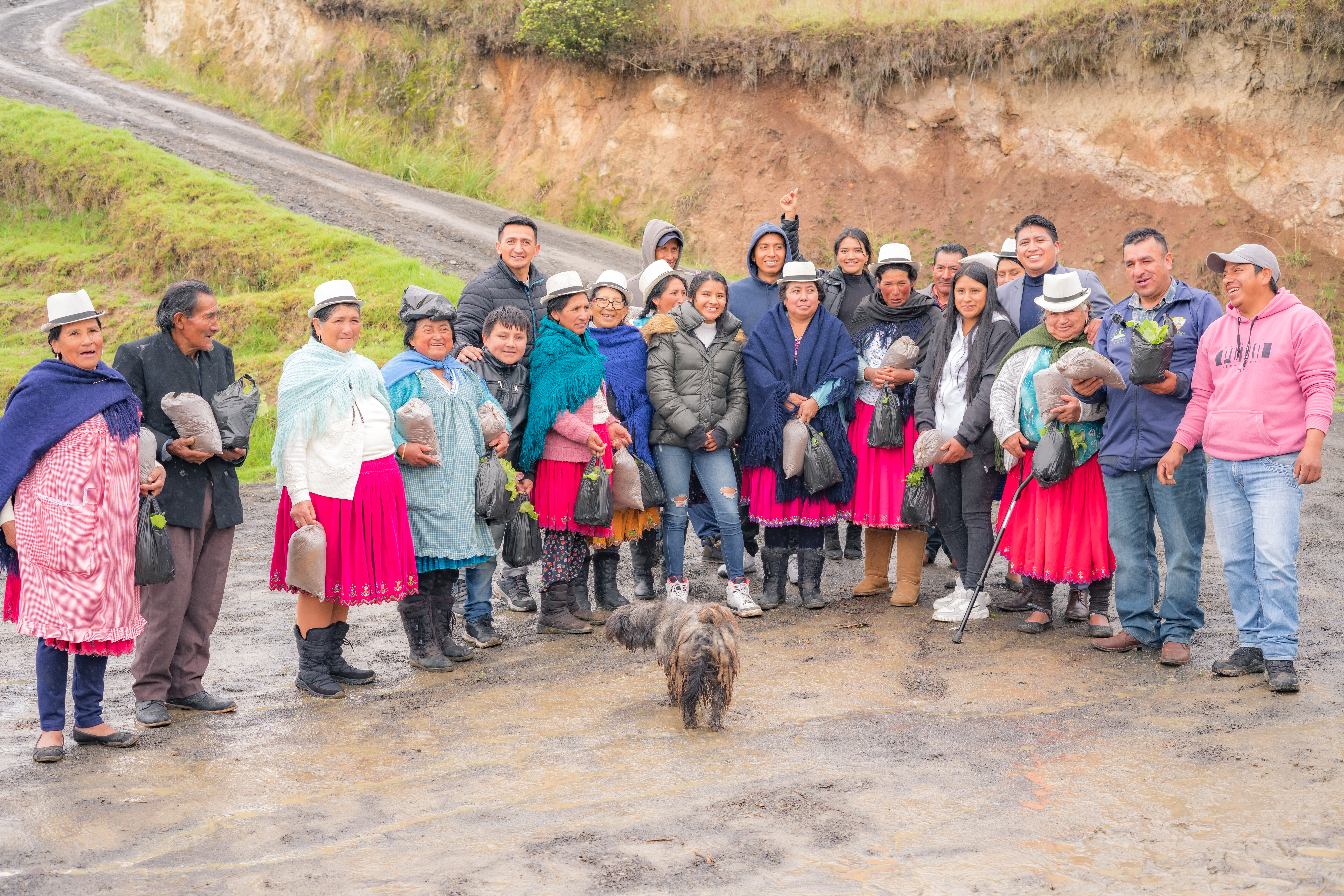 ENTREGA DE PLANTAS COMUNIDAD DE PUCALOMA